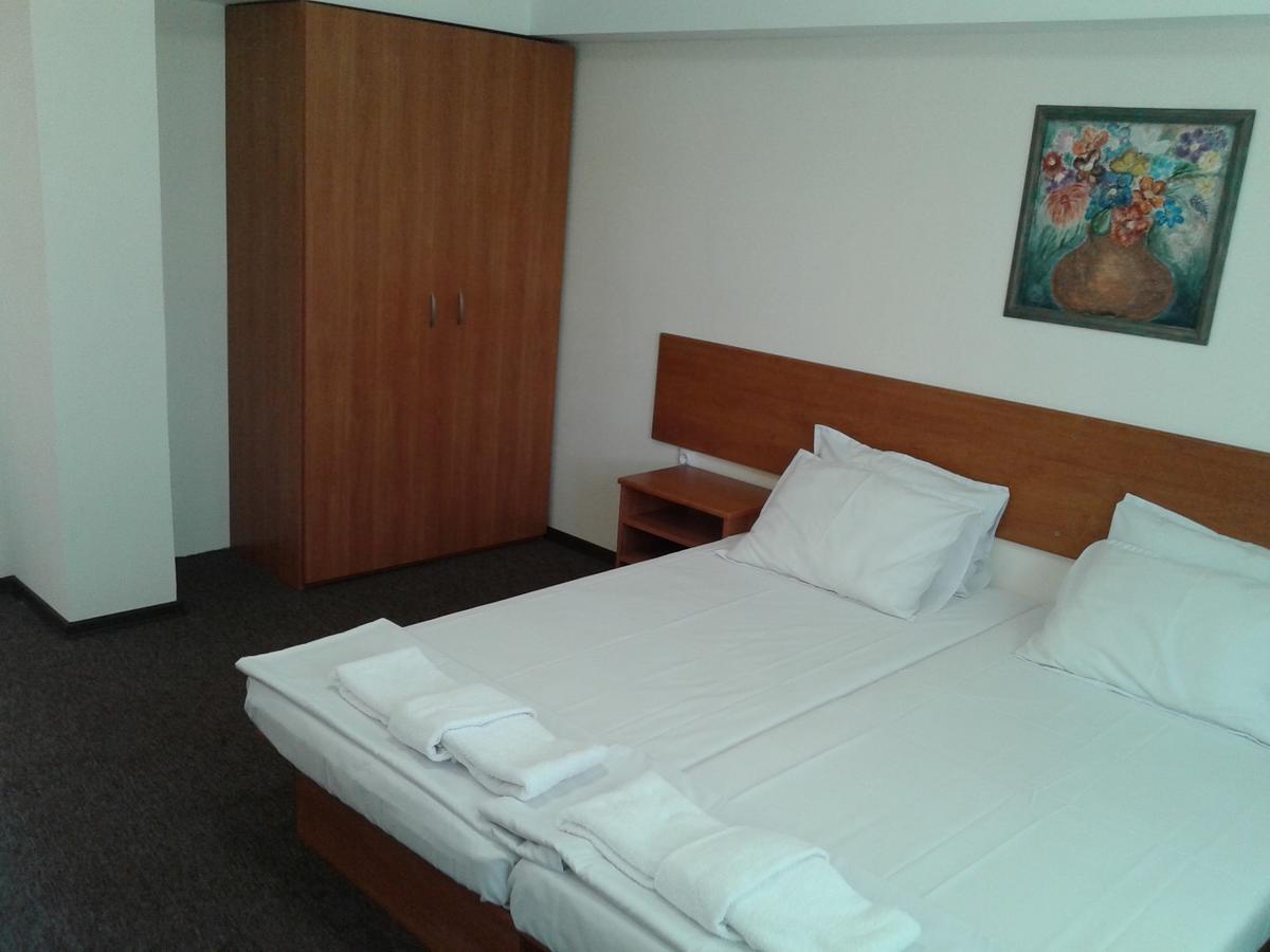 Hotel Stroitel Hiszarja Kültér fotó