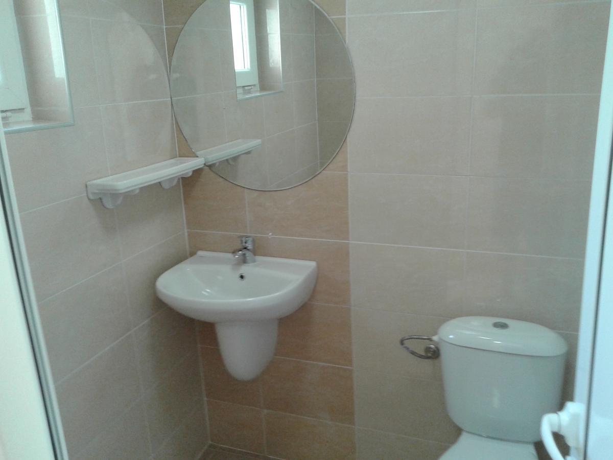 Hotel Stroitel Hiszarja Kültér fotó