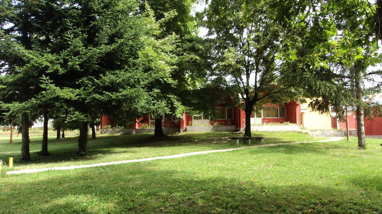 Hotel Stroitel Hiszarja Kültér fotó