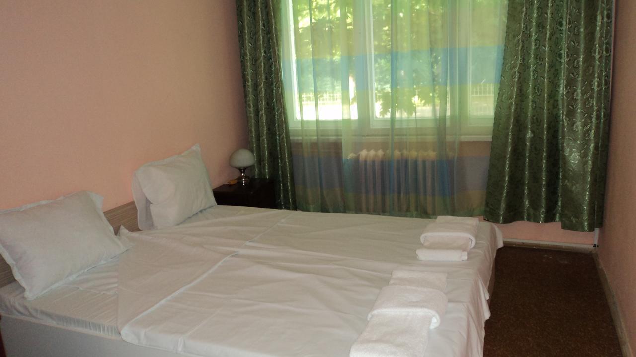Hotel Stroitel Hiszarja Kültér fotó