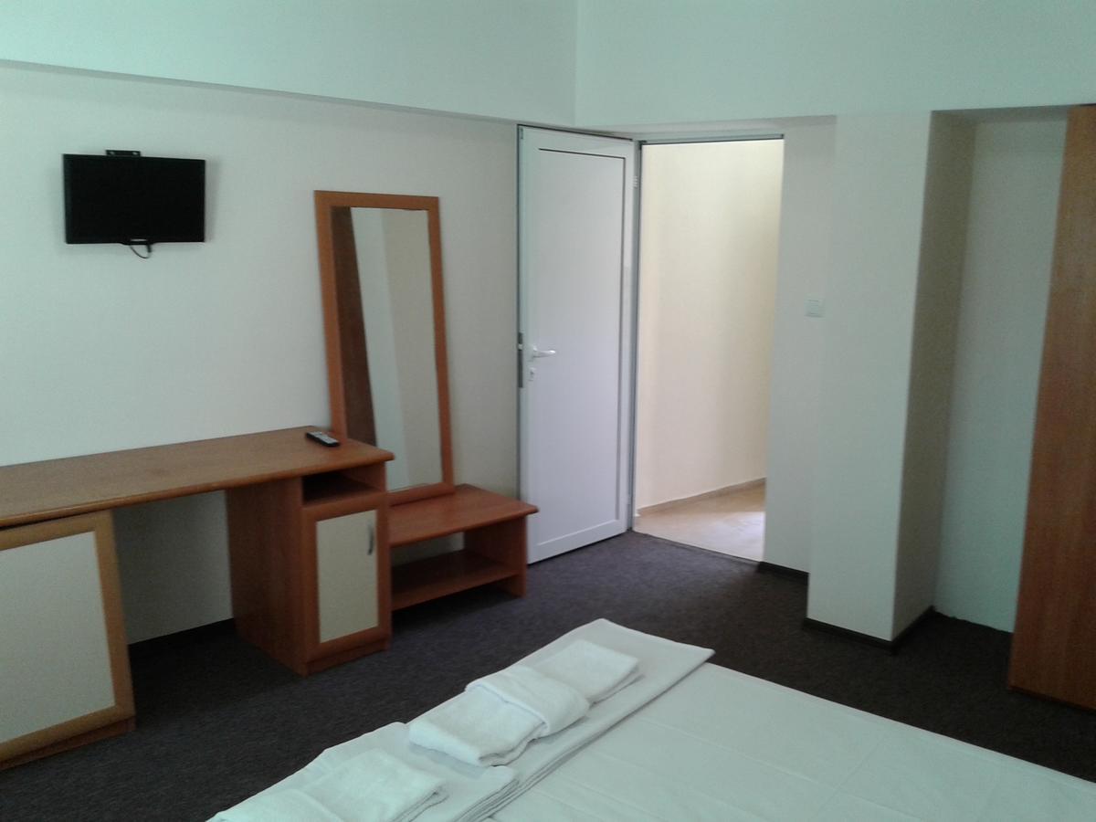 Hotel Stroitel Hiszarja Kültér fotó