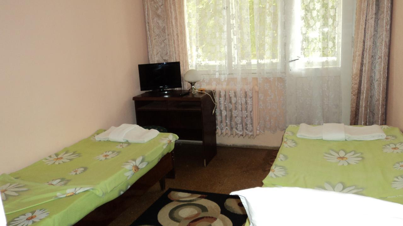 Hotel Stroitel Hiszarja Kültér fotó