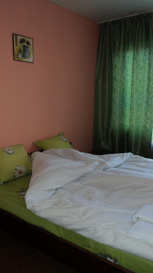 Hotel Stroitel Hiszarja Kültér fotó