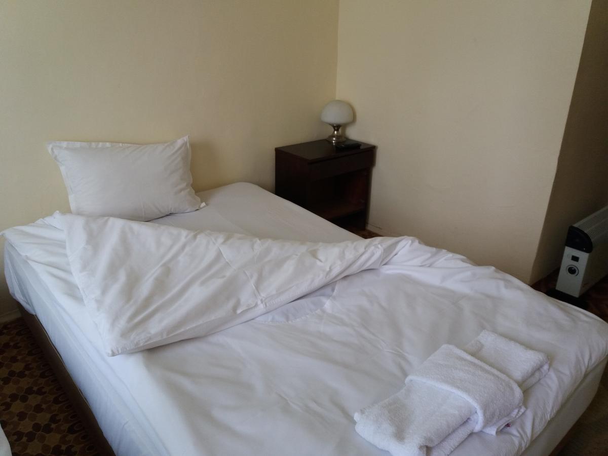 Hotel Stroitel Hiszarja Kültér fotó