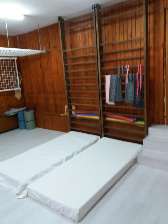 Hotel Stroitel Hiszarja Kültér fotó
